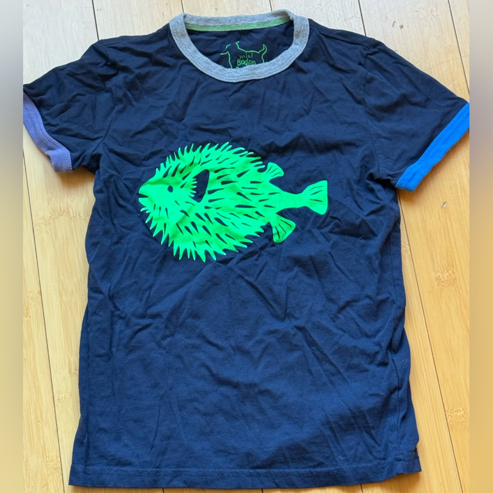 LIKE NEW! Mini Boden Kids Navy Puffer Fish Ringer Tee Sz 7-8